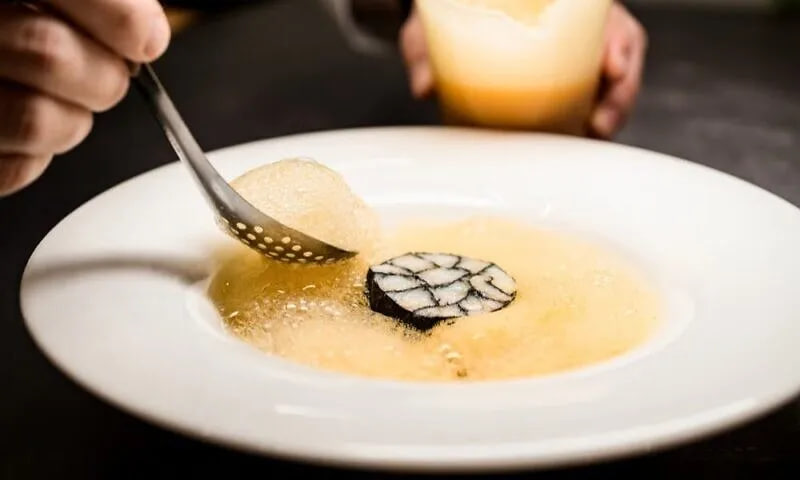 อาหารโมเลกุลคืออะไร? ไม่ใช่แค่ฟองหรือไข่มุก แม้แต่ขนมสายไหมก็ถือเป็นอาหารโมเลกุล