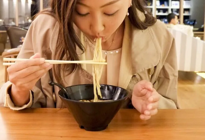 เคี้ยวช้า ๆ ลดน้ำหนักได้จริงหรือ? แพทย์ชี้เกี่ยวข้องกับ “ฮอร์โมนความอิ่ม”