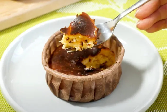 วิธีทำ “บาสก์ชีสเค้ก” เนื้อเนียนนุ่มแบบง่ายที่สุด เพียงแค่ใส่วัตถุดิบลงในถุงซิปล็อกแล้วนวดก็อบได้ทันที