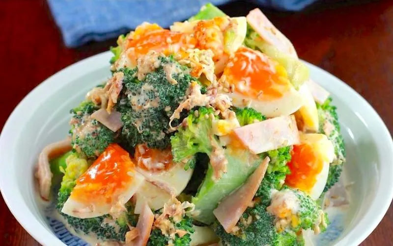หอมมันแต่สดชื่น! สลัดบรอกโคลี แฮม และไข่ ทำง่าย สามารถเพิ่มปลาทูน่ากระป๋อง เพื่อเพิ่มคุณค่าทางโภชนาการ