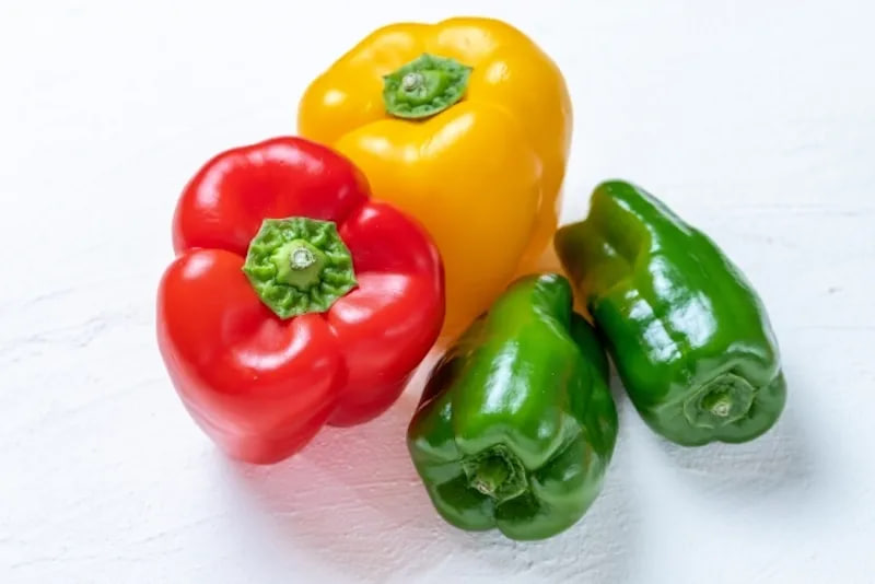 พริกหยวกและพริกหวาน (Peppers) มักจะเน่าเสียหรือเหี่ยวเร็วหากเก็บไม่ถูกวิธี นี่คือคำแปลและสรุปเทคนิคจากผู้เชี่ยวชาญที่จะช่วยให้คุณเก็บรักษาไว้ได้นานถึง 3 สัปดาห์