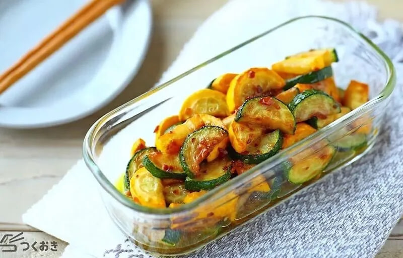 สูตร ‘ซูกินีผัดซอสถั่วเหลืองกระเทียม’ ทั้งง่ายและประหยัดแรง! เมนูที่ช่วยให้เจริญอาหาร ทำเสร็จได้ภายใน 10 นาที