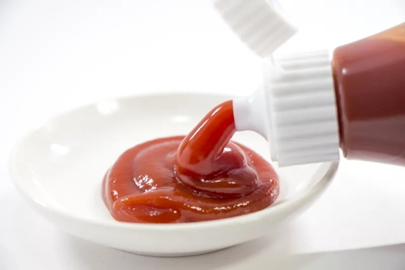 ซอสมะเขือเทศต้องแช่เย็นไหม? ถ้าน้ำแยกตัวออกมาจะส่งผลต่อคุณภาพหรือเปล่า? ผู้ผลิตจากญี่ปุ่นมีคำตอบ