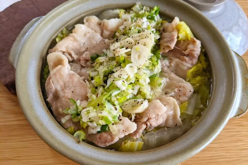 วิธีทำ ‘หมูหม้อไฟเลมอนต้นหอมเกลือ’ ที่ทำง่ายแต่รสชาติเข้มข้น! อร่อยได้ง่ายๆ ใน 3 ขั้นตอน