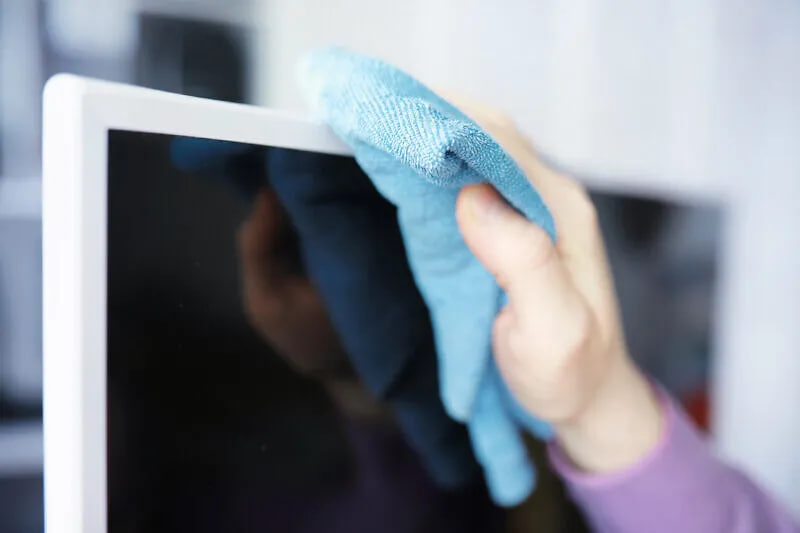 จะทำความสะอาดหน้าจอทีวี LCD อย่างไร? สามารถใช้น้ำหรือแอลกอฮอล์เช็ดได้หรือไม่? Panasonic มีคำตอบ