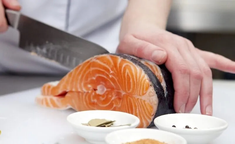 มือติดกลิ่นคาวปลาทำยังไงดี? เปิดเคล็ดลับเด็ดจากตลาดปลา วิธีแก้กลิ่นเหม็นแบบรวดเร็วและง่ายดาย